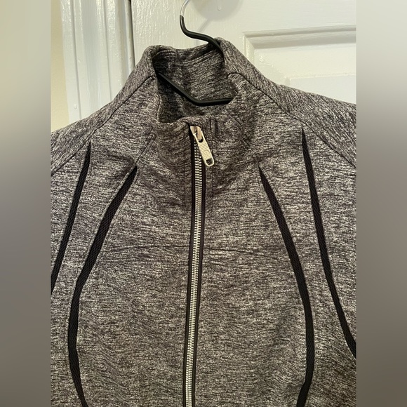 Women’s Lululemon Define Jacket, size 8 - Picture 3 of 5